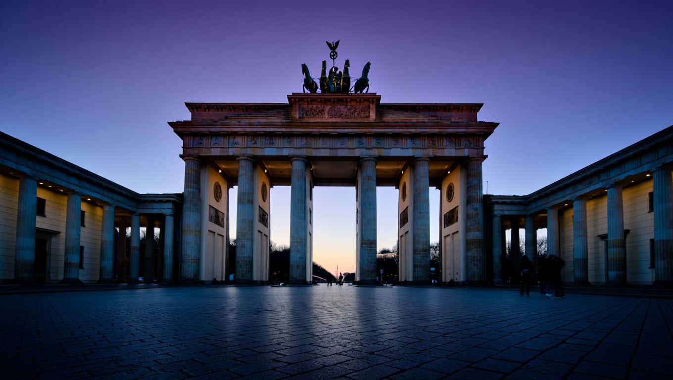 Berlin Brandenburger Tor im Morgennebel — NaturReise Kontakt