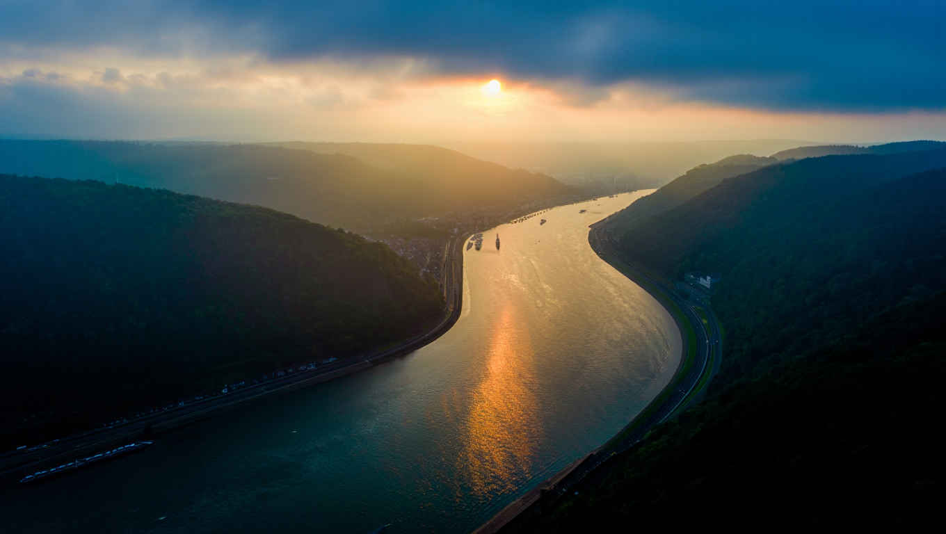 Rhein bei Sonnenuntergang mit Waldspiegelungen — NaturReise Deutschland